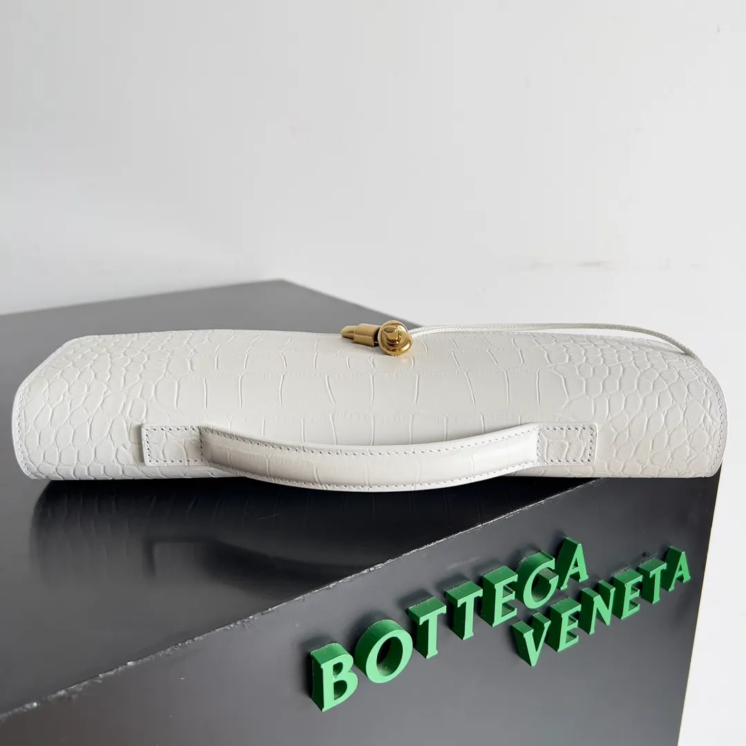 Batch 1420 Bottega Veneta Fall in love with Andiamo at first sight, new design, natural Nile rare leather crocodile pattern complex handbag, a model handbag for women, no need for color cover, no emotional camouflage, immersive depth and excitement, the classic element KNOT knot is inspired, modernist aesthetics and jewelry field craftsmanship reinterpret the knot element, bringing a clutch full of modern texture and elegant and quiet lady spirit. Style number: 741511 Size: 31*13*3cm